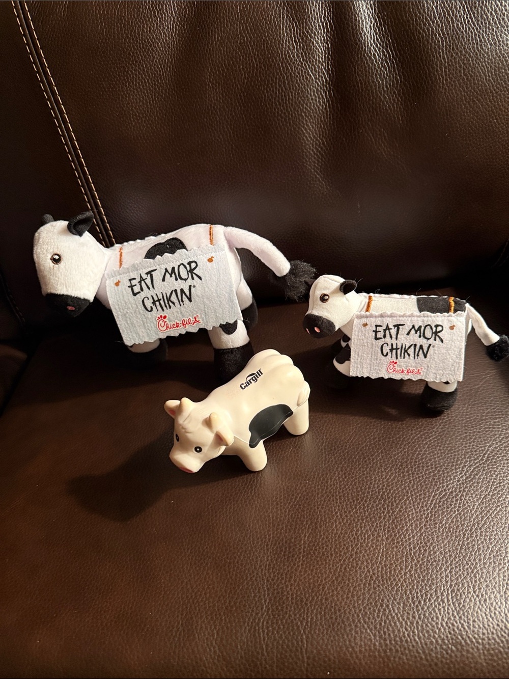Bundle of 3 cows. 2 chickens filet 1 Cargill rubber cow